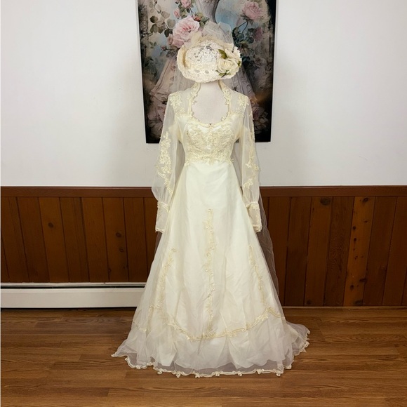 Elegant Vintage 1970s Organza Wedding Gown & Hat Veil - Picture 2 of 12
